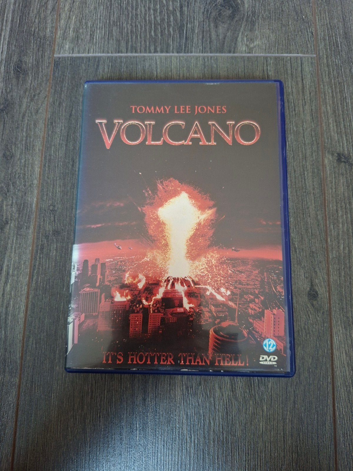 Volcano (Tommy Lee Jones), Engels, Breedbeeld, Nederlands, Actie