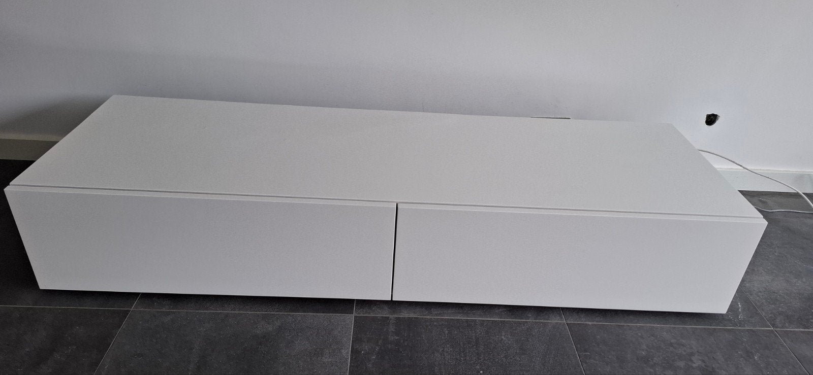 Gratis af te halen laag wit tv- / wandmeubel, Huis en Inrichting, Ophalen, Gebruikt, 150 tot 200 cm, Minder dan 100 cm