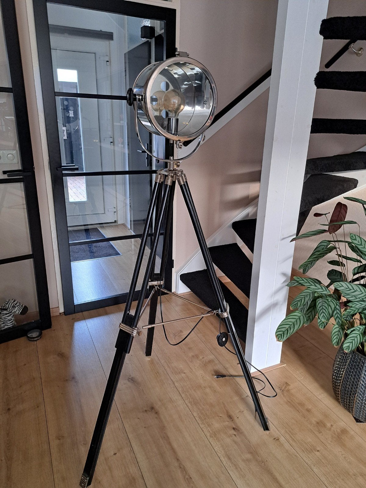 Stijlvolle vloerlamp met driepoot - Studio Spotlight, Industrieel, Modern, Studio Spotlight, Zo goed als nieuw, Metaal, 150 tot 200 cm