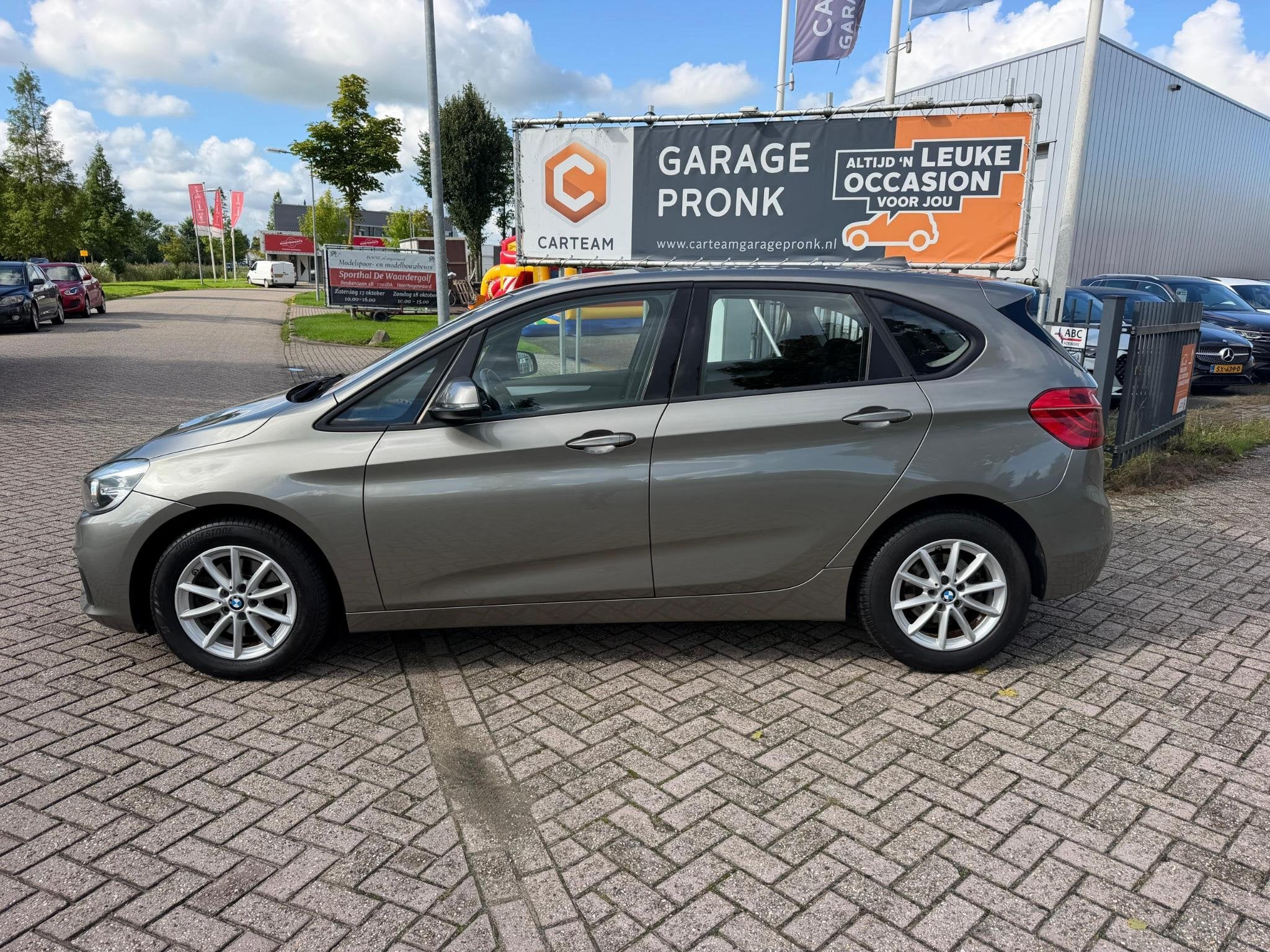 BMW 2-serie Active Tourer 218i, Auto's, Gebruikt, Euro 6, Origineel Nederlands, Zilver of Grijs