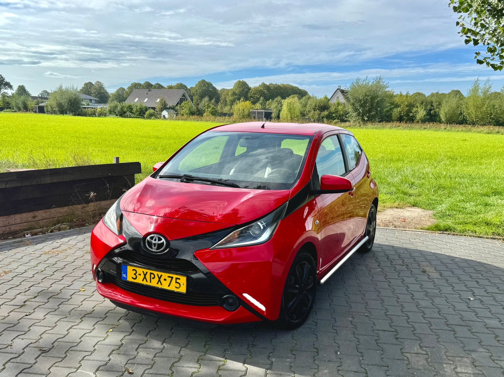 Toyota Aygo 1.0 12V Vvt-i Ddrs 2014 Rood, Auto's, Voorwielaandrijving, 4 stoelen, Origineel Nederlands, Handgeschakeld