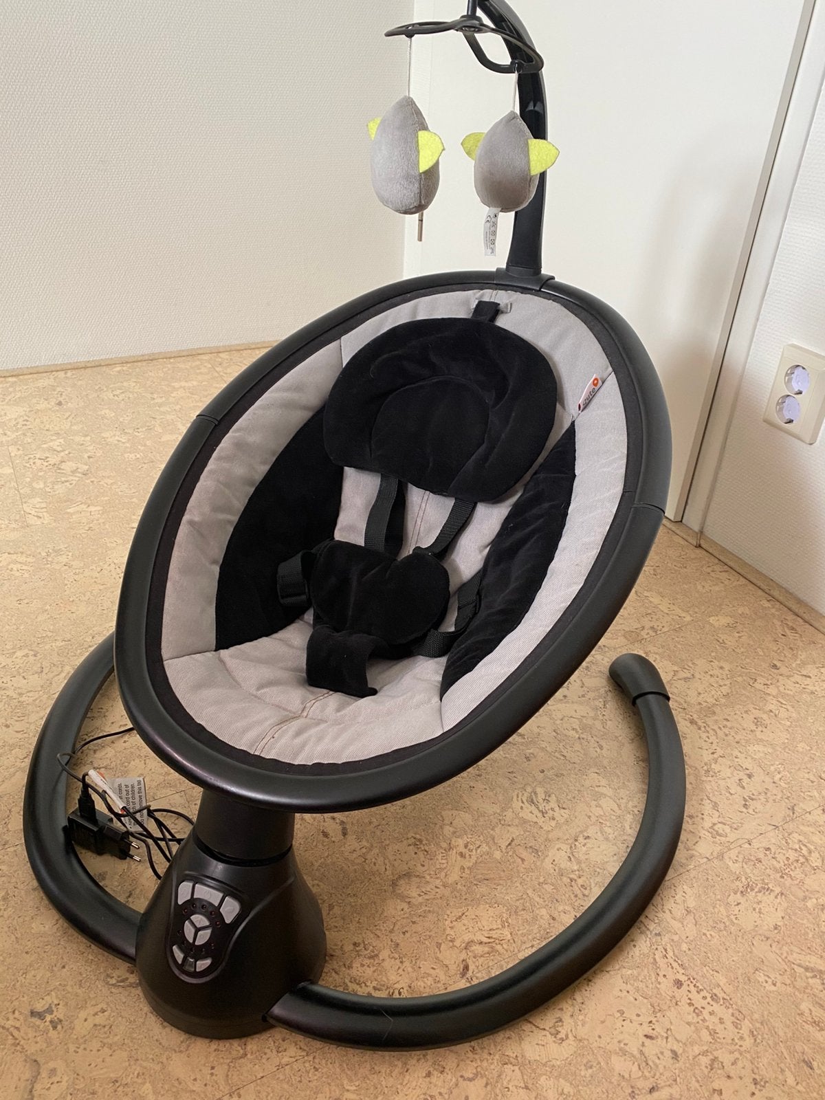 Schommelstoeltje baby met muziek - Merk Qute, Gebruikt, Schommelstoel, Met gordel(s) of riempje(s), Ophalen