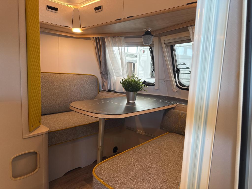 Eriba Touring 530 Urban 2025 Memphis Luifel, Caravans en Kamperen, Caravans, Standaardzit, Bedrijf, 4 tot 5 meter, Eriba