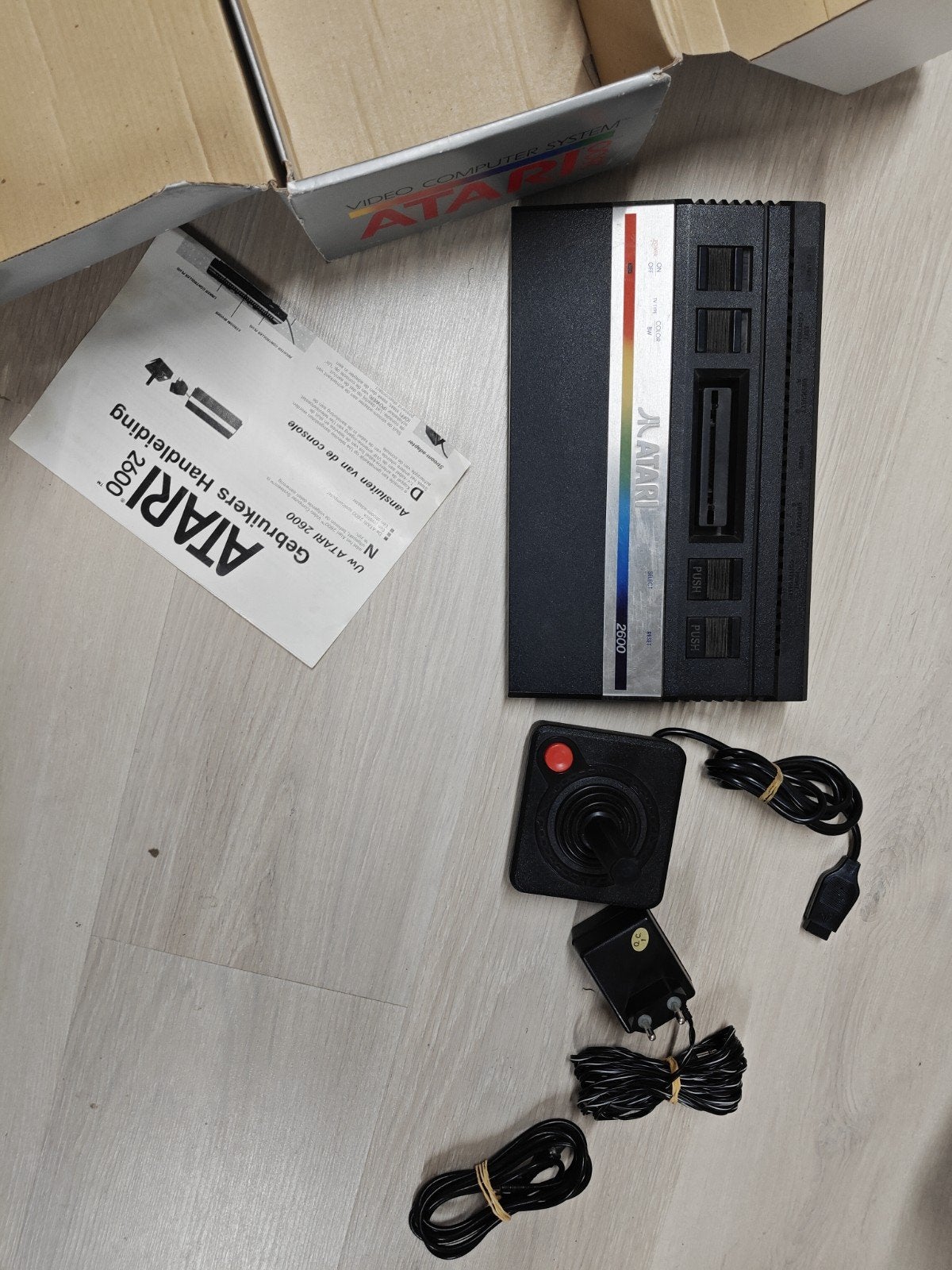 Atari 2600 Video Computer System met 1 controller CIB, Spelcomputers en Games, Spelcomputers | Atari, Gebruikt, Atari, Onbekend