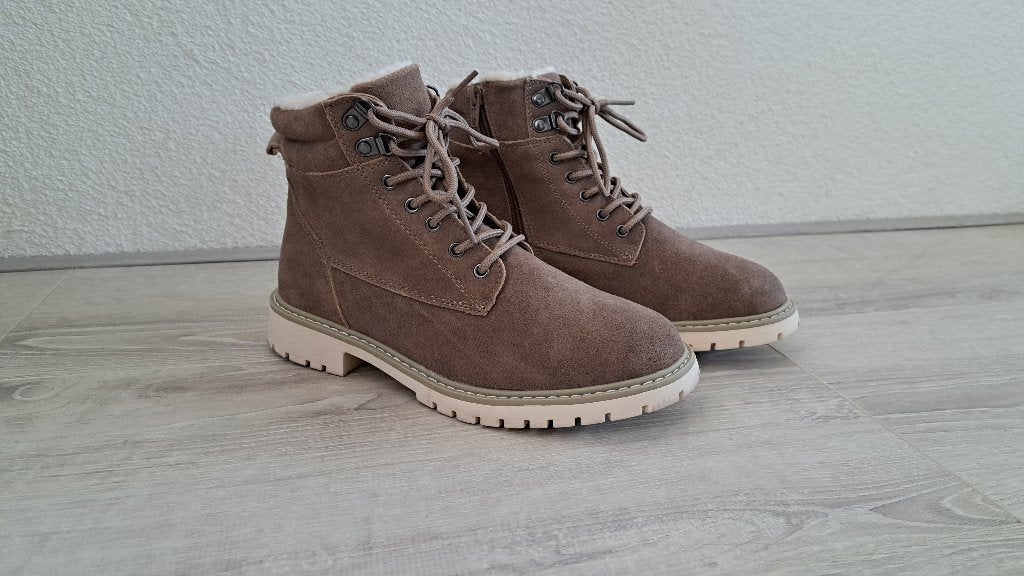 Dames beige halfhoge bergschoenen, maat 39 - Nooit gedragen, Kleding | Dames, Beige, Lage of Enkellaarzen, Nieuw, Ophalen of Verzenden