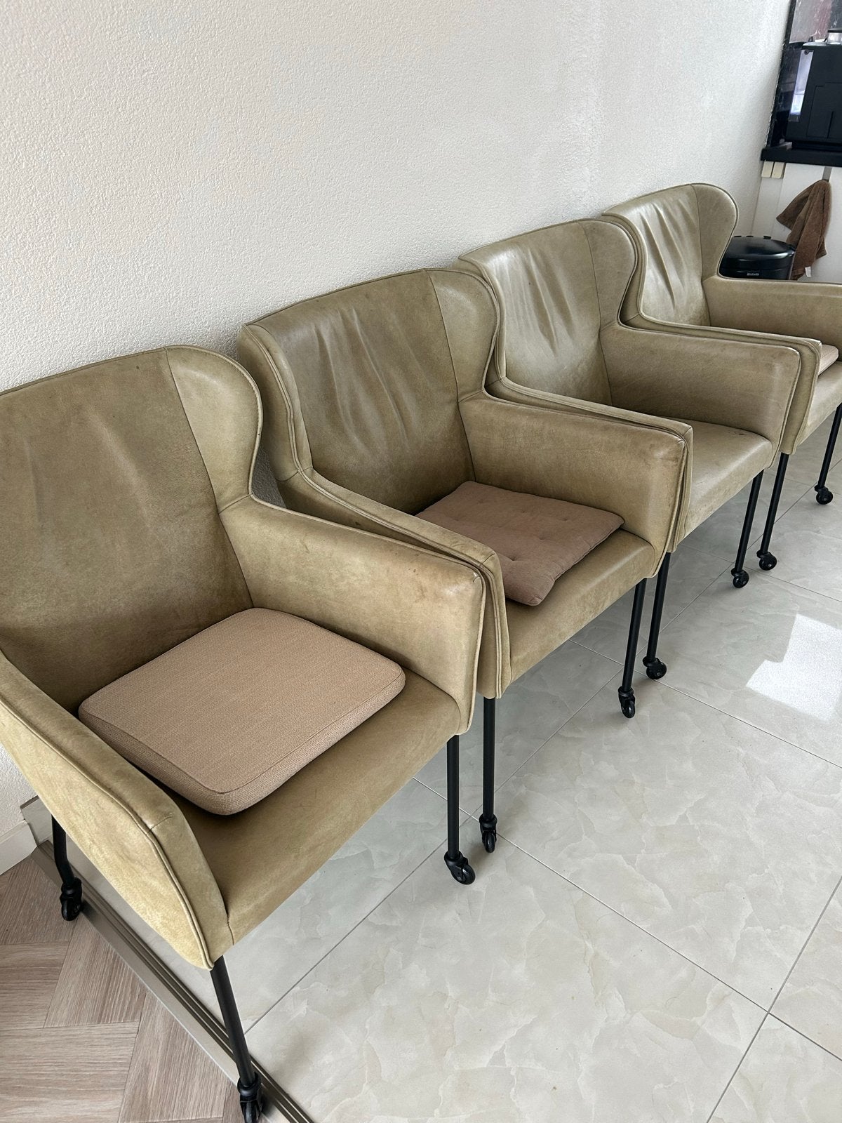 Set van 4 Goossens Leogang eetkamerstoelen met wielen, Gebruikt, Overige kleuren, Leer, Ophalen of Verzenden
