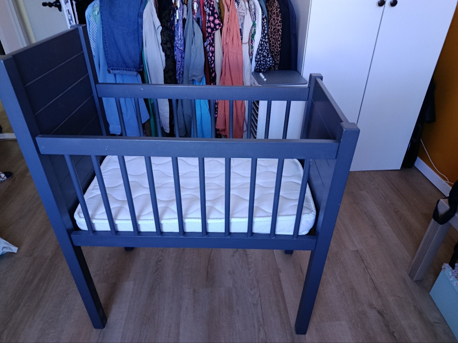 Donkergrijs wiegje met schoon matras, Ophalen of Verzenden, Zo goed als nieuw, Wieg