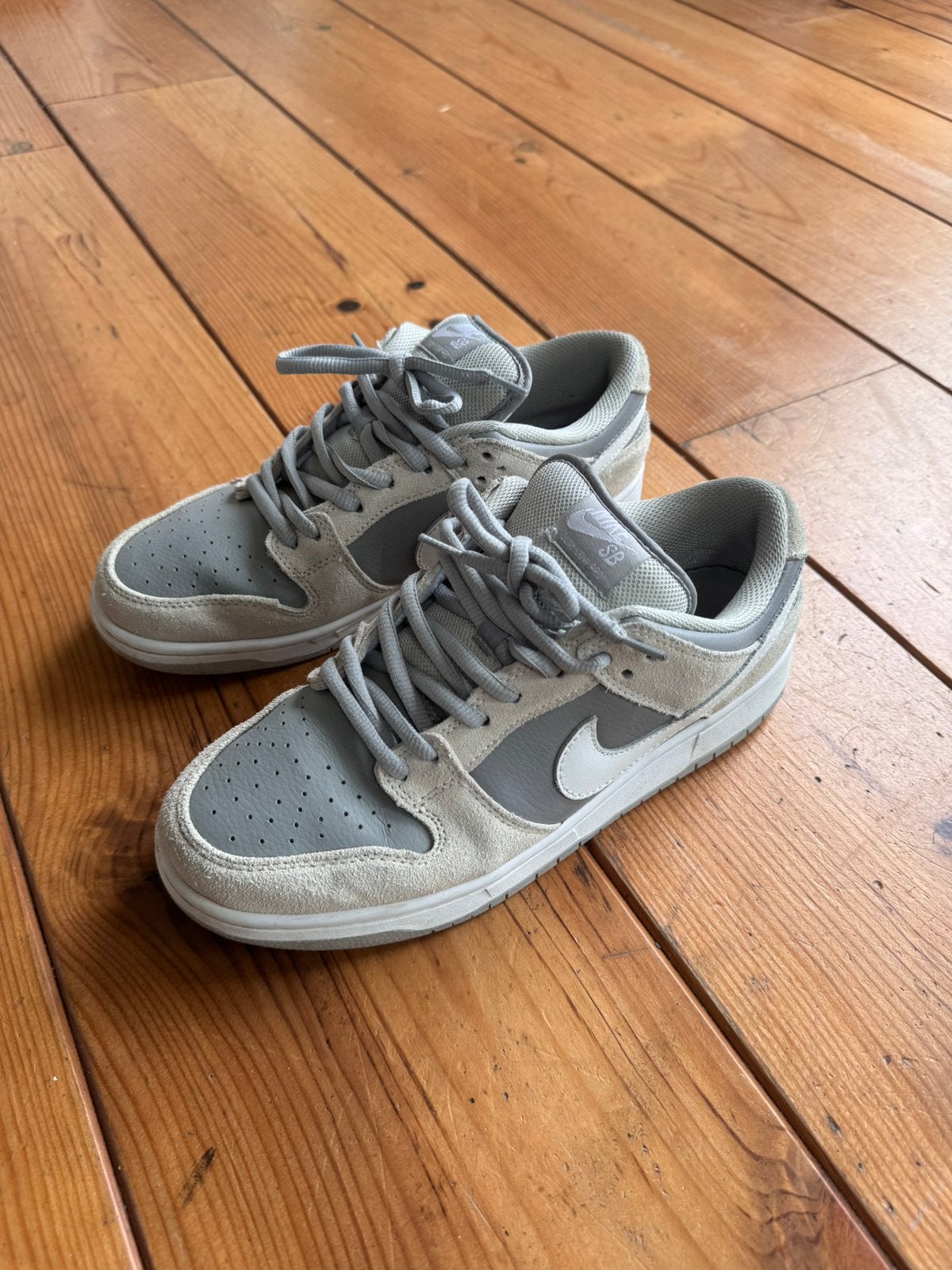Nike SB Dunk Low Pro Wolf Grey maat 42 grijs suède, Kleding | Heren, Wit, Ophalen of Verzenden, Zo goed als nieuw, Veterschoenen
