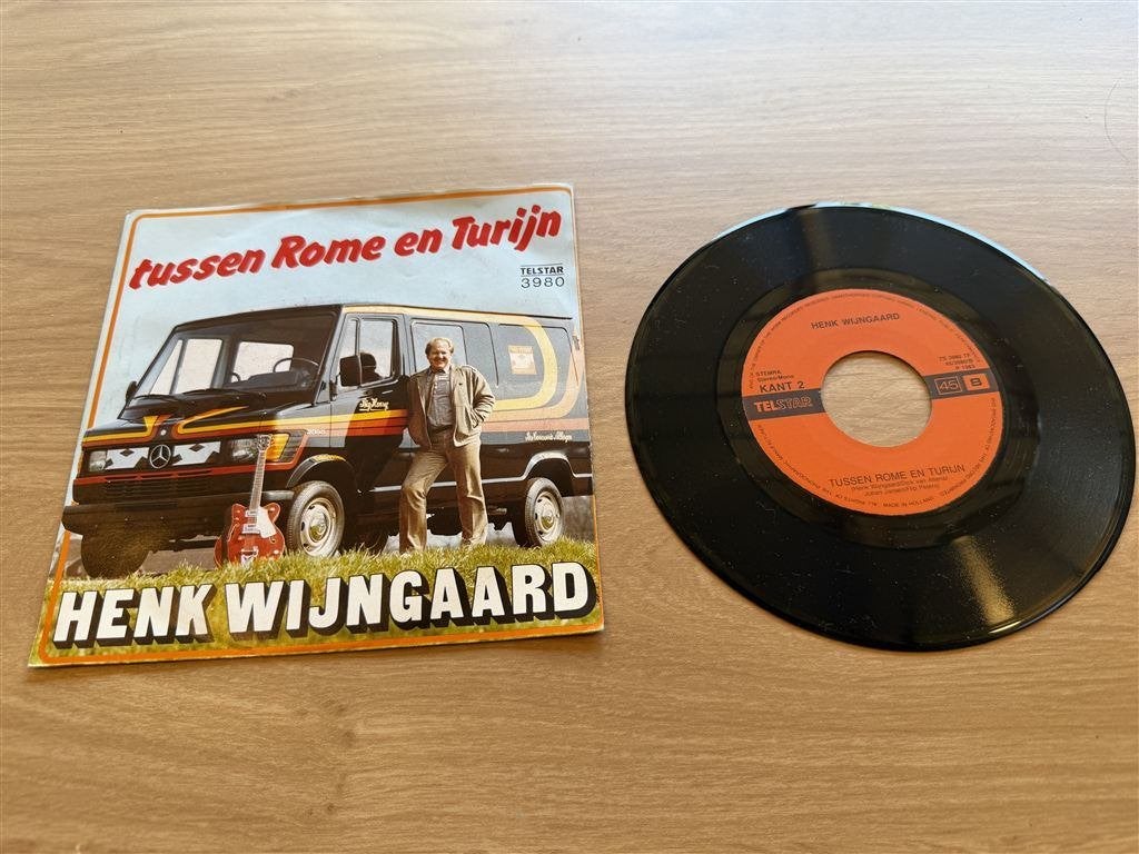 Henk wijngaard - Tussen rome en turijn, Ophalen of Verzenden, Zo goed als nieuw, Nederlandstalig