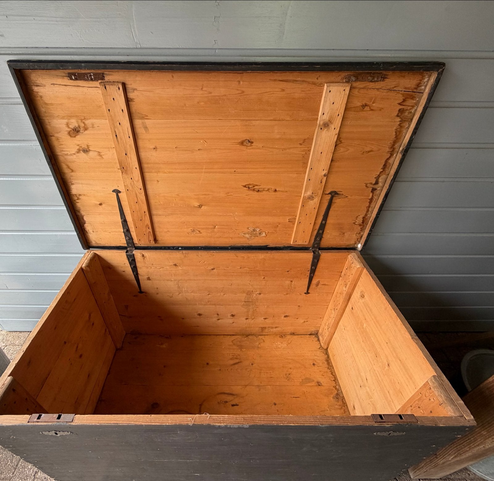 Grote oude houten kist op wielen - Vintage opbergkist, Ophalen, Grenenhout, Gebruikt, 100 tot 150 cm