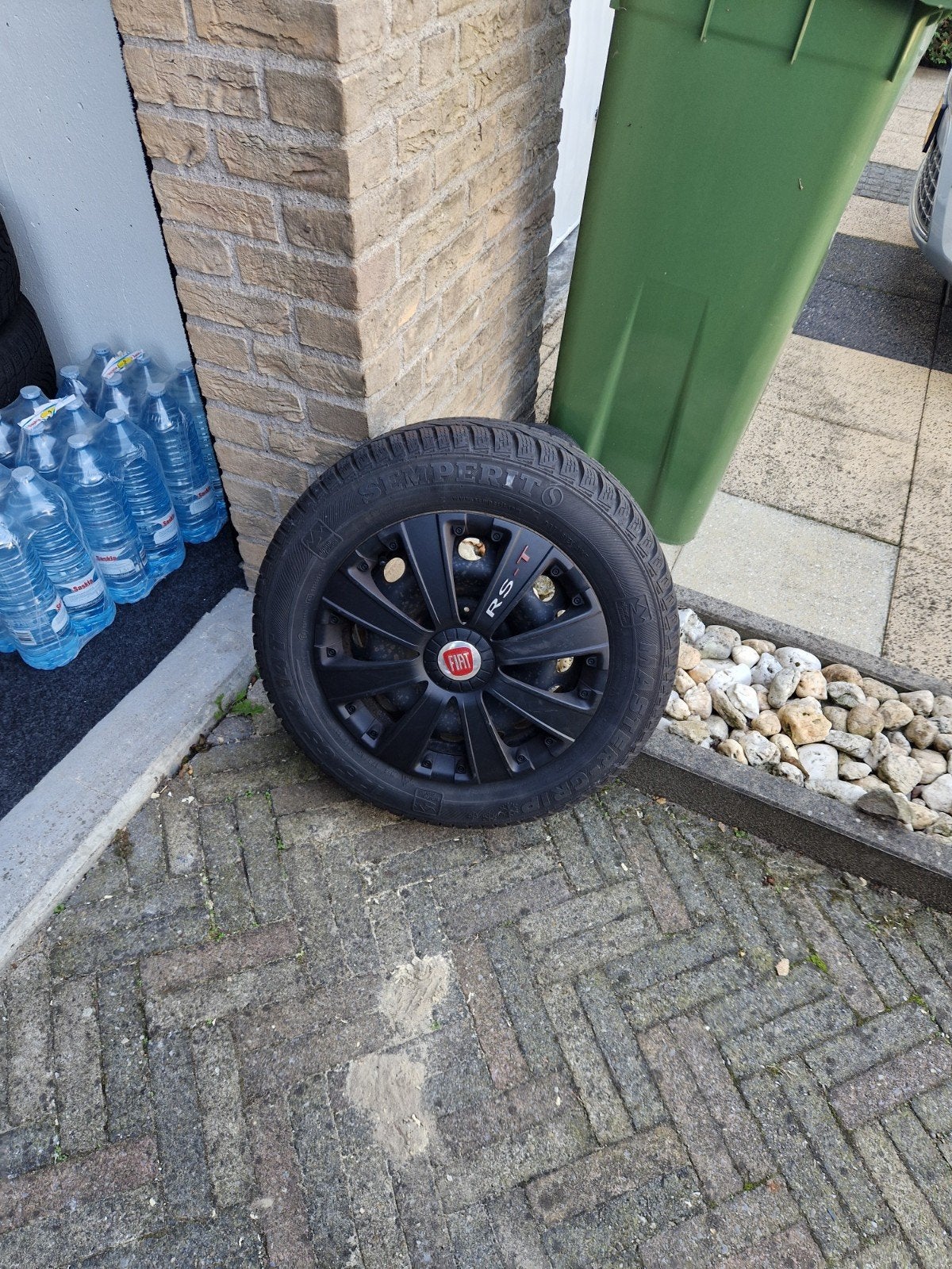 Winterbanden op stalen velg met sierdoppen voor Fiat 500, Auto-onderdelen, Banden en Velgen, 14 inch, Gebruikt, 175 mm, Banden en Velgen