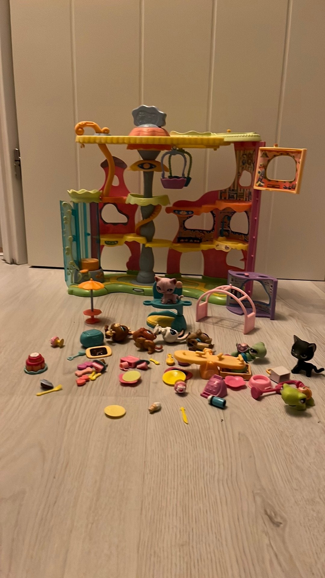 Little Pet shop dieren met speelboom en 8 dieren en kamers, Kinderen en Baby's, Speelgoed | Poppenhuizen, Ophalen of Verzenden