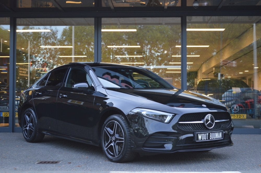 Mercedes-Benz A-Klasse 250 e AMG Led Panorama Memory Distron, Auto's, Mercedes-Benz, Gebruikt, Zwart, Bedrijf, Hybride Elektrisch/Benzine