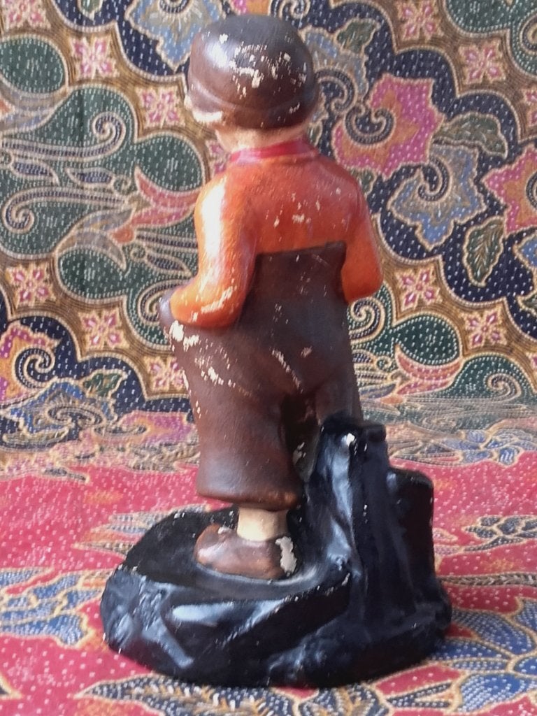 Origineel antiek beeldje uit Engeland van een jongen 18,8 cm, Antiek en Kunst, Ophalen of Verzenden