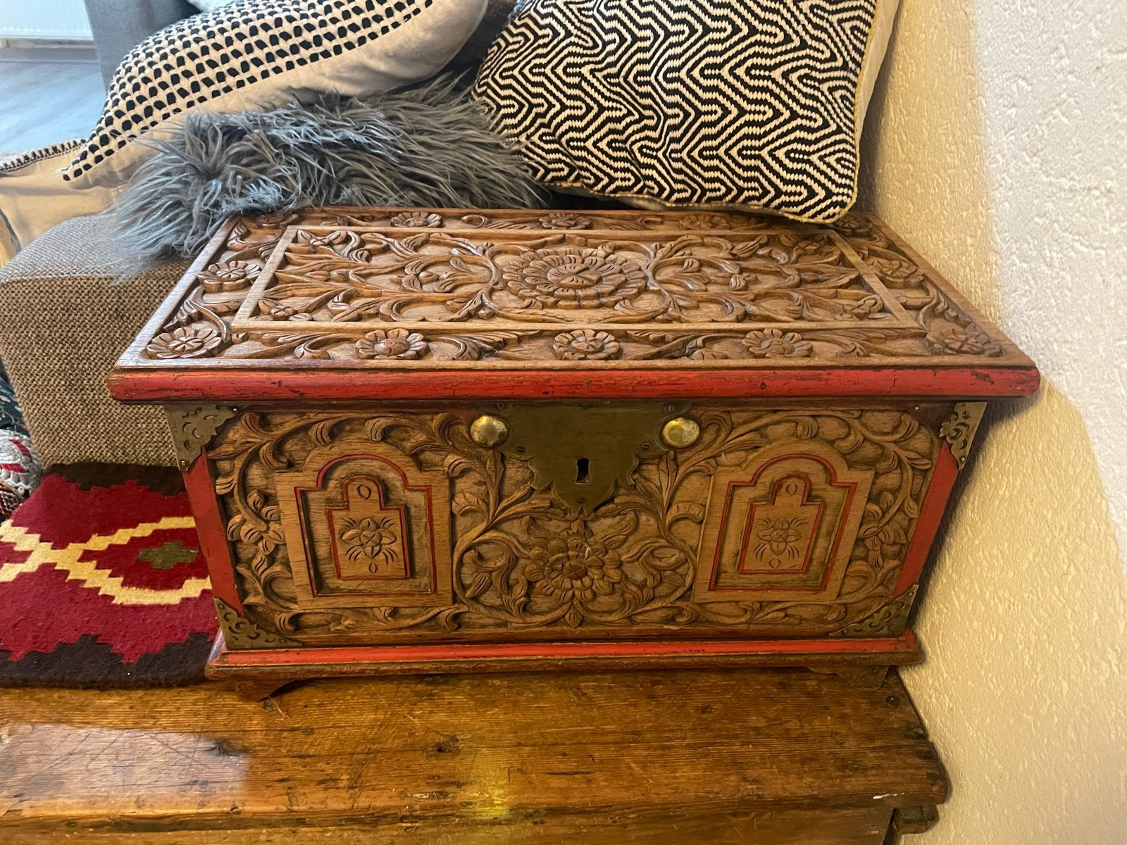 Antieke handgesneden houten kist met rode accenten, Ophalen, Gebruikt, 50 tot 100 cm, 5 – 50