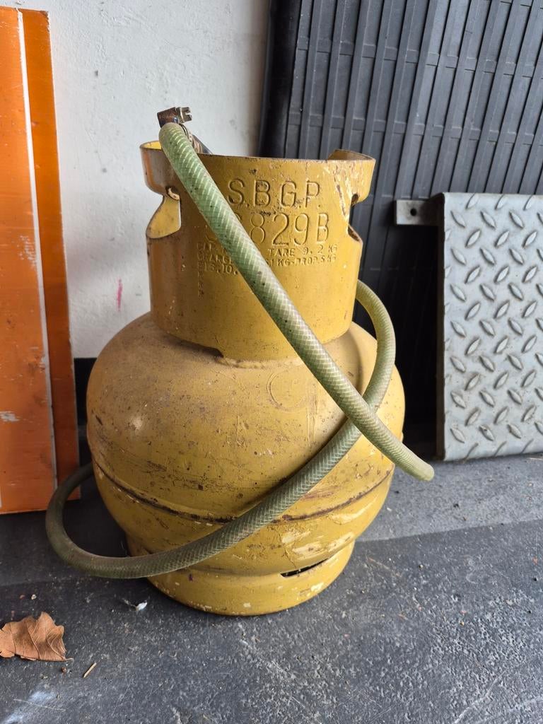 Oude gasfles met slang en drukregelaar, Ophalen, Gebruikt