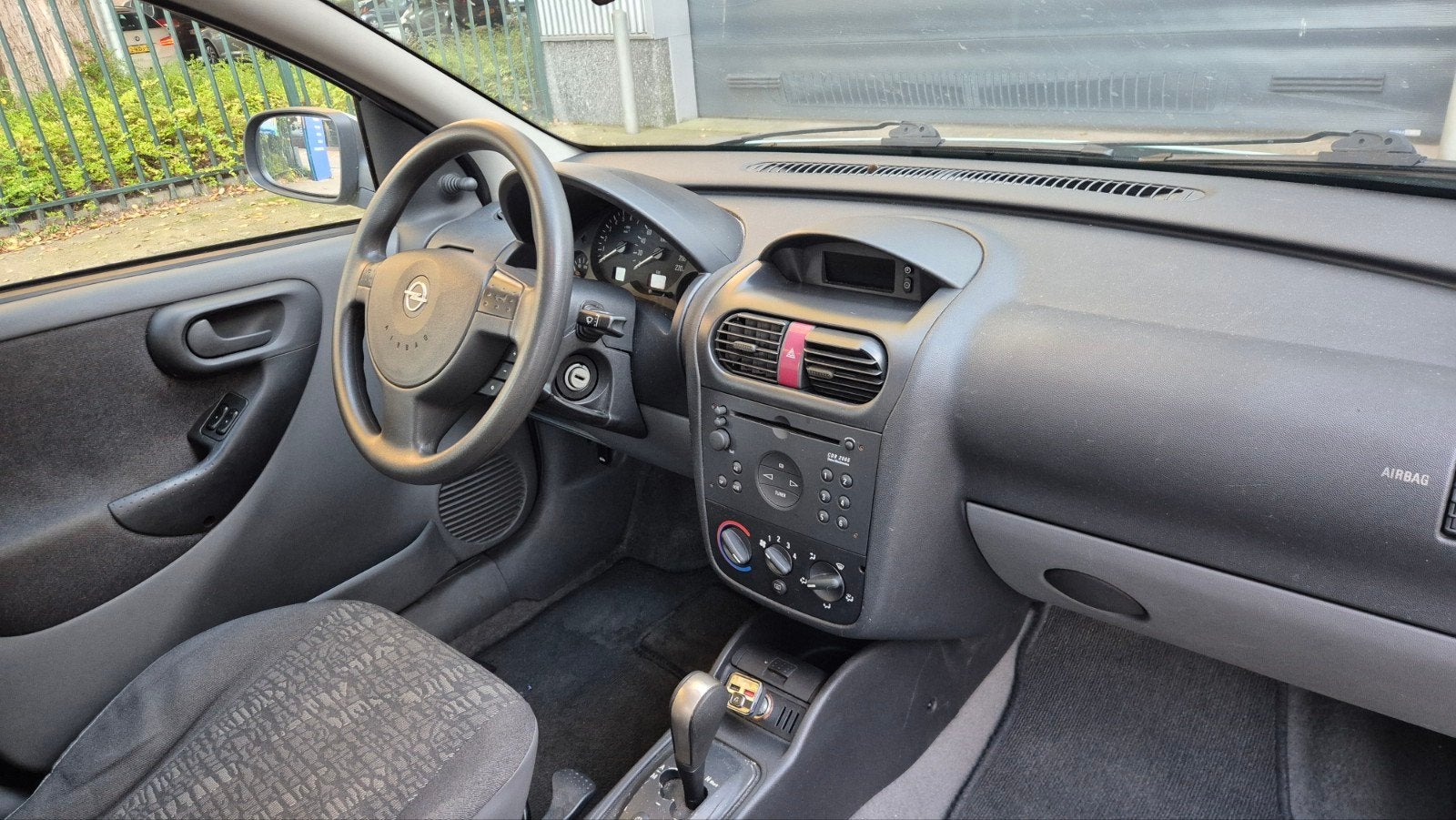 Foto 14 van Opel Corsa 1.2 5D AUTOMAAT | NIEUWE APK | DISTRIBUTIE VV