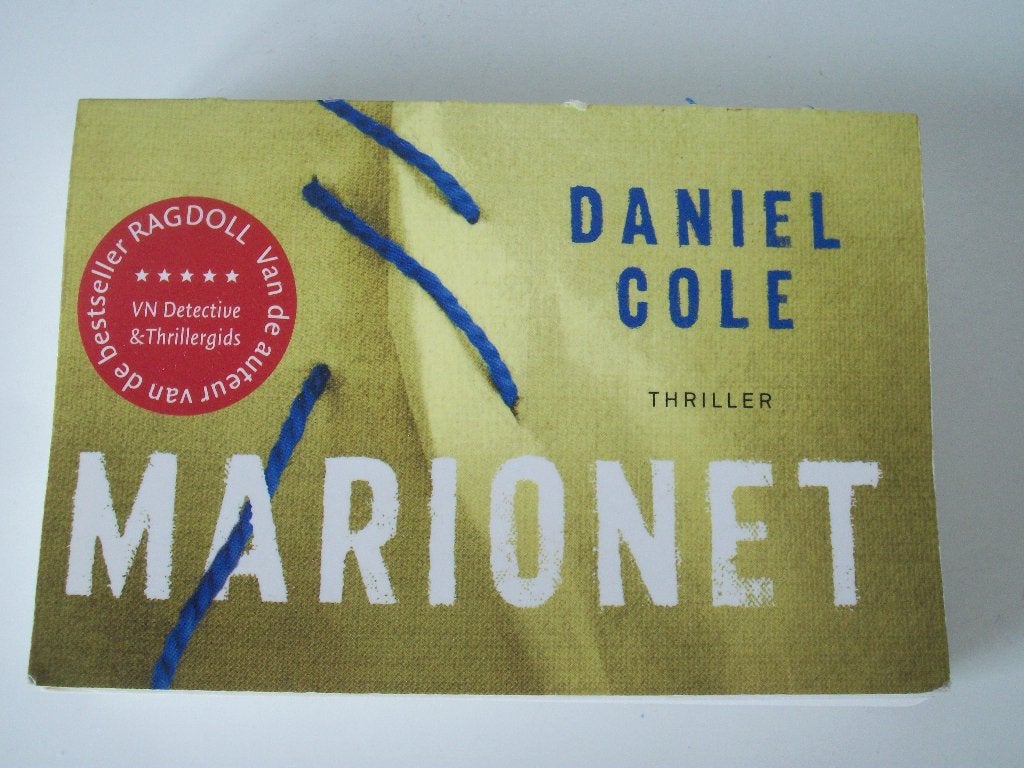 Dwarsligger 555: Marionet - Daniel Cole - zgan, Ophalen of Verzenden, Zo goed als nieuw, Daniel Cole, Europa overig