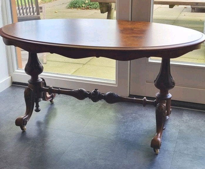 Wortelnoten fineer salon tafel, Ophalen