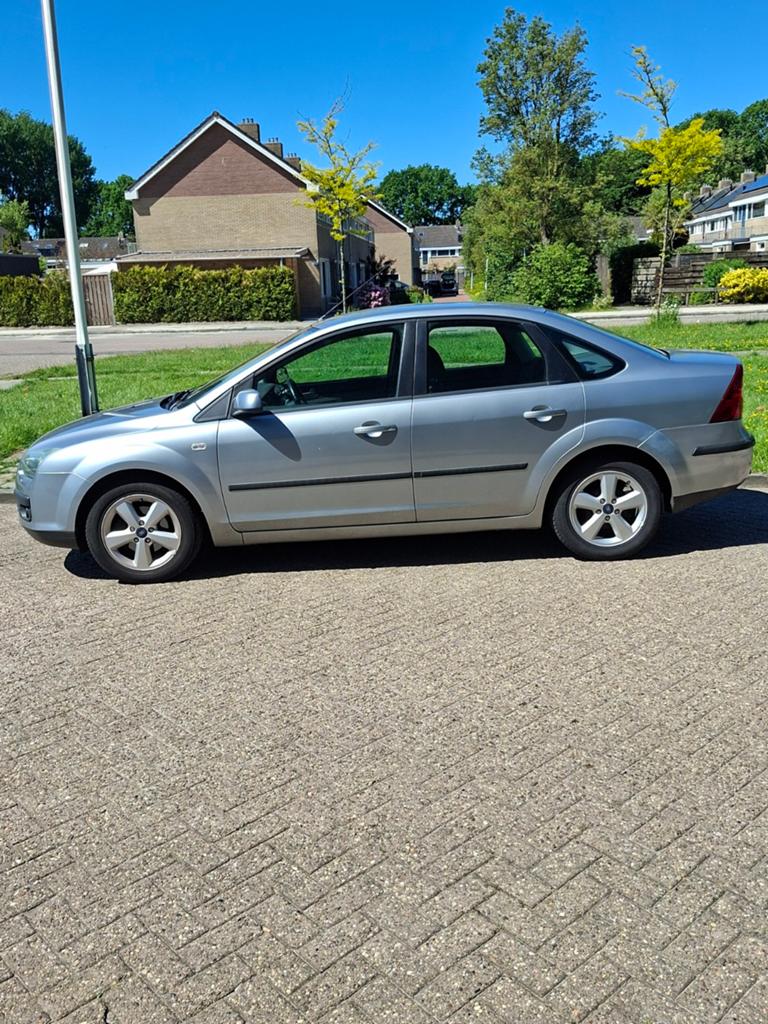 Ford Focus 1.6 74KW 4D 2005 Grijs, 1596 cc, 4 cilinders, 635 kg, 100 pk