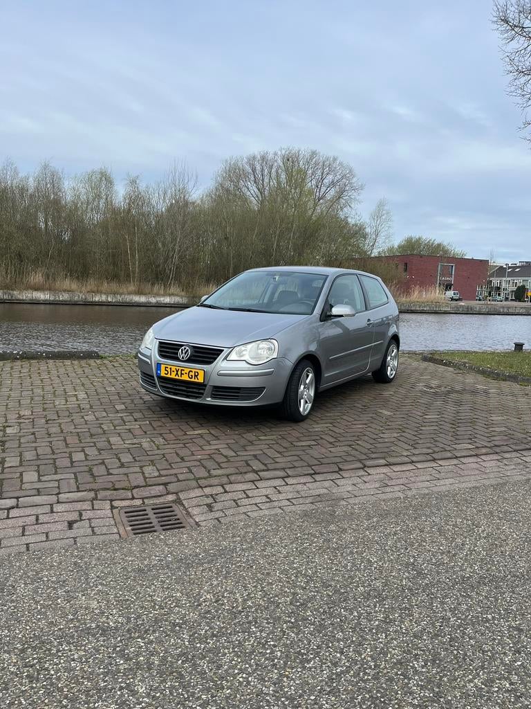 Volkswagen Polo 1.4 16V 59KW 2007 Grijs, Auto's, Voorwielaandrijving, Zwart, 4 cilinders, Handgeschakeld