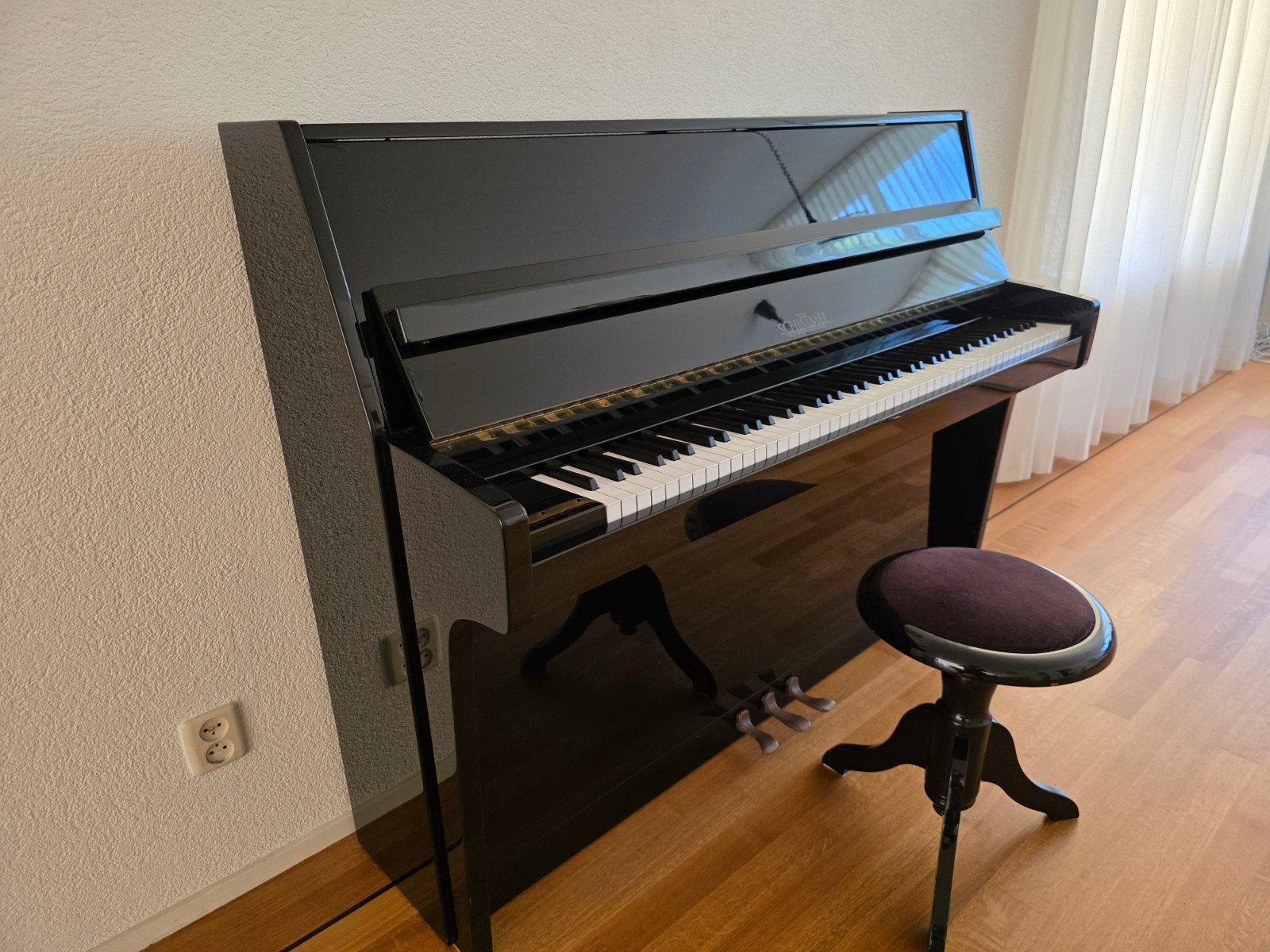 Schimmel 112 Piano in Hoogglans Zwart, inclusief Pianokruk, Ophalen, Gebruikt, Zwart, Hoogglans