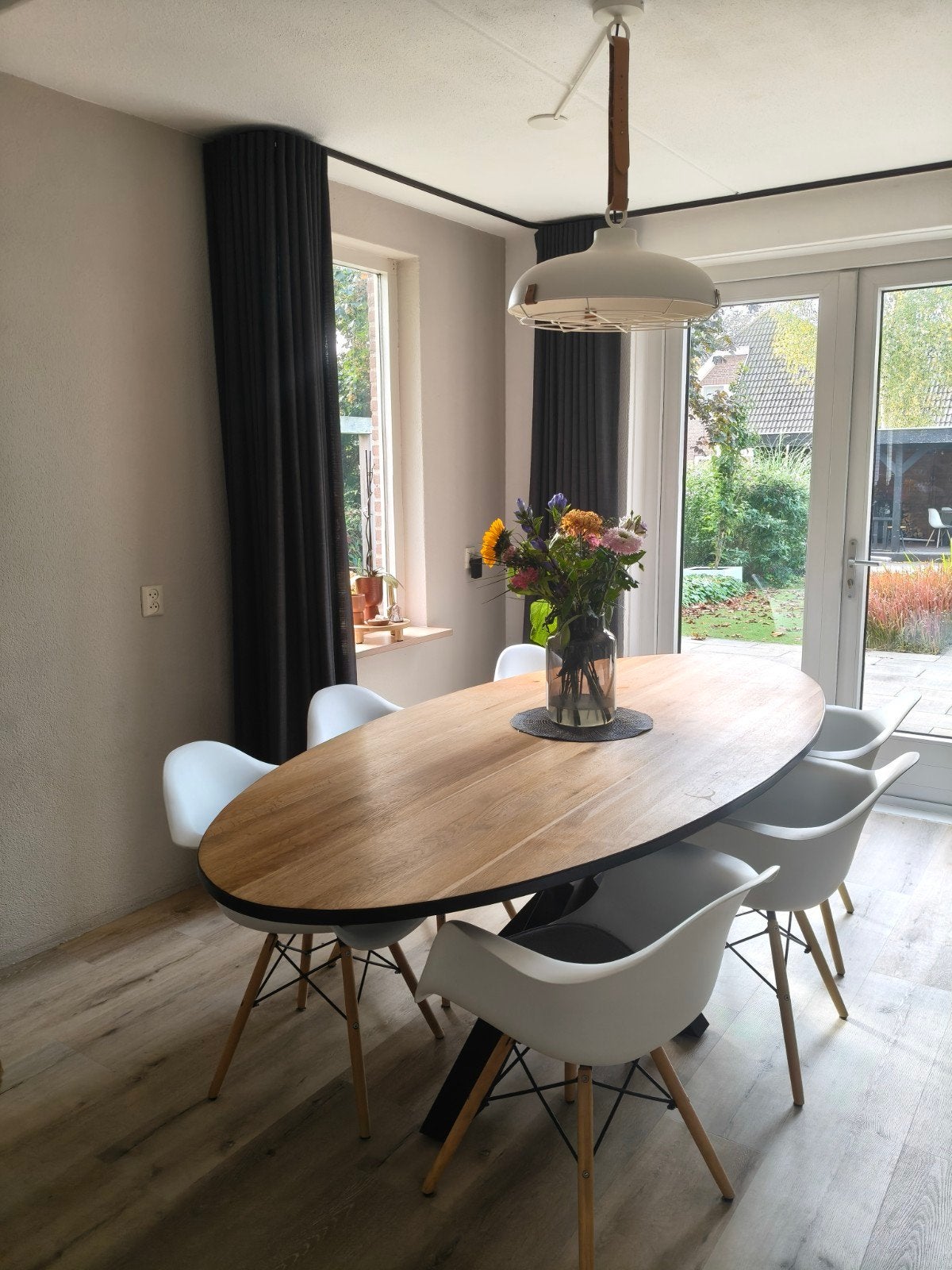 Mooie witte kuipstoelen in Eames stijl, 6x, Ophalen, Kunststof, Scandinavisch, industrieel, Wit