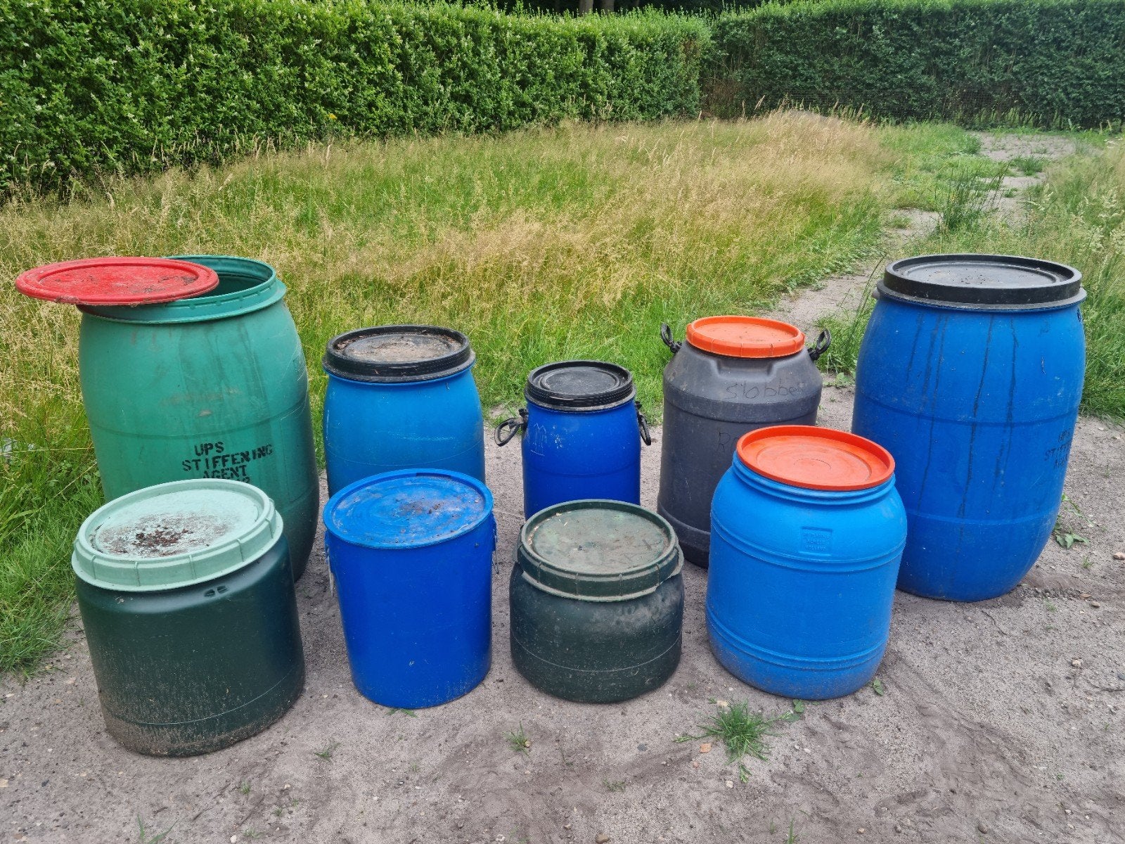 Regentonnen / voertonnen / tonnen

Wegens opruiming., 150 liter of meer, Ophalen of Verzenden, Zo goed als nieuw, Kunststof