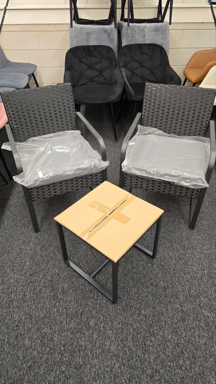 2 tuinstoelen met tafeltje en grijze kussens