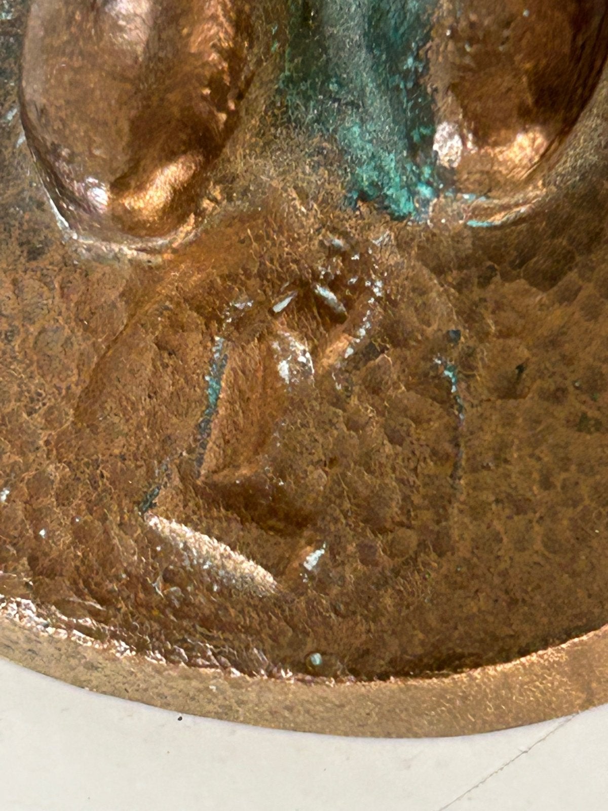 Bronzen beeldje van vrouw met baby, gesigneerd 'KRS', Antiek en Kunst, Minder dan 20 cm, Ophalen of Verzenden, Brons, Gemerkt