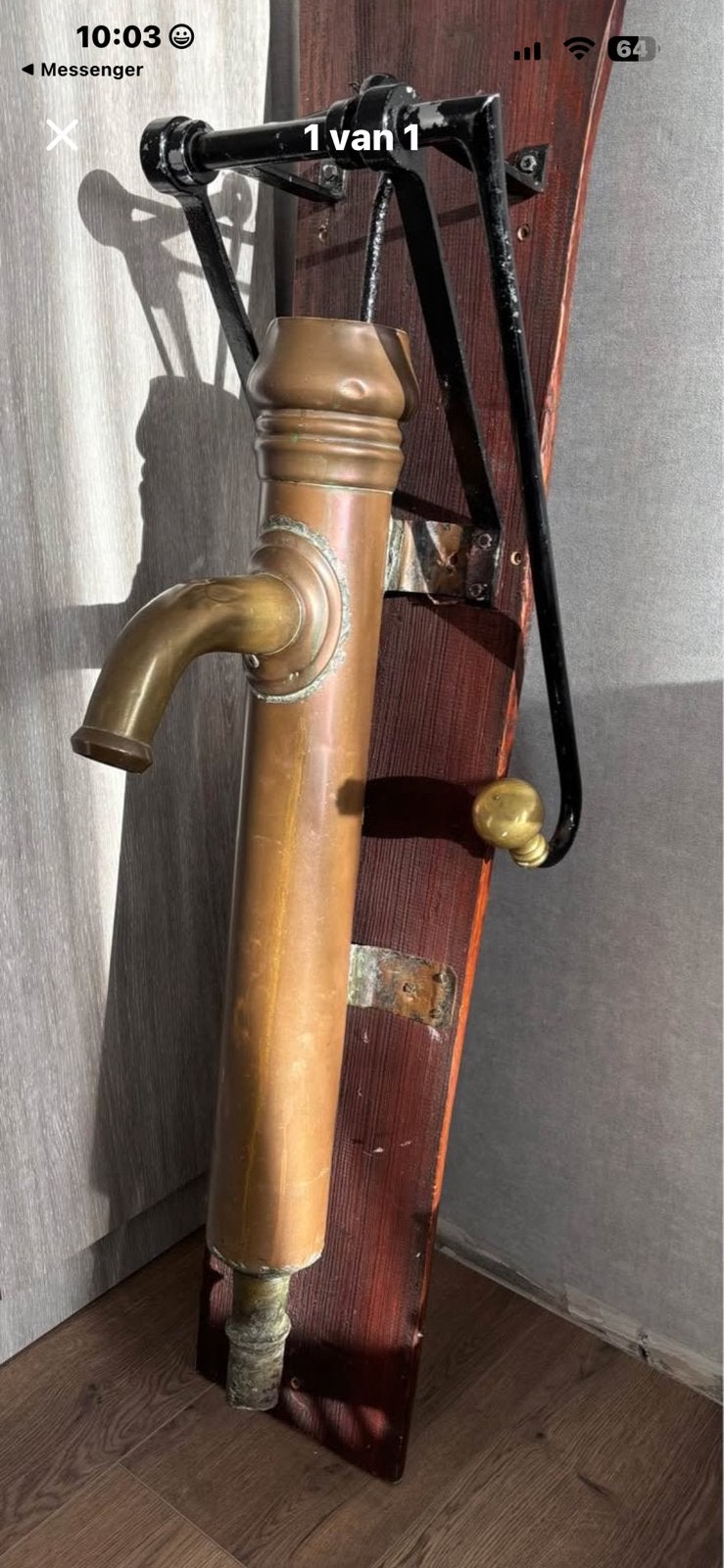 Antieke koperen waterpomp op houten plank, Ophalen of Verzenden