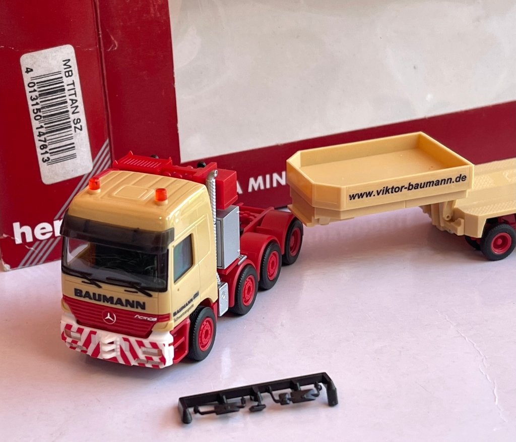 Herpa 147613: Mercedes-Benz Actros Titan dieplader "Baumann", Ophalen of Verzenden, Zo goed als nieuw, Bus of Vrachtwagen, Herpa