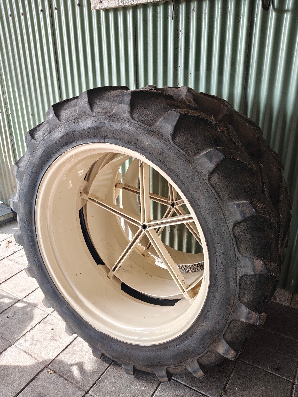 Tekoop! 13.6r38 Michelin m8!! Dubbellucht, Zakelijke goederen, Agrarisch | Onderdelen | Banden, Velgen en Assen, Ophalen