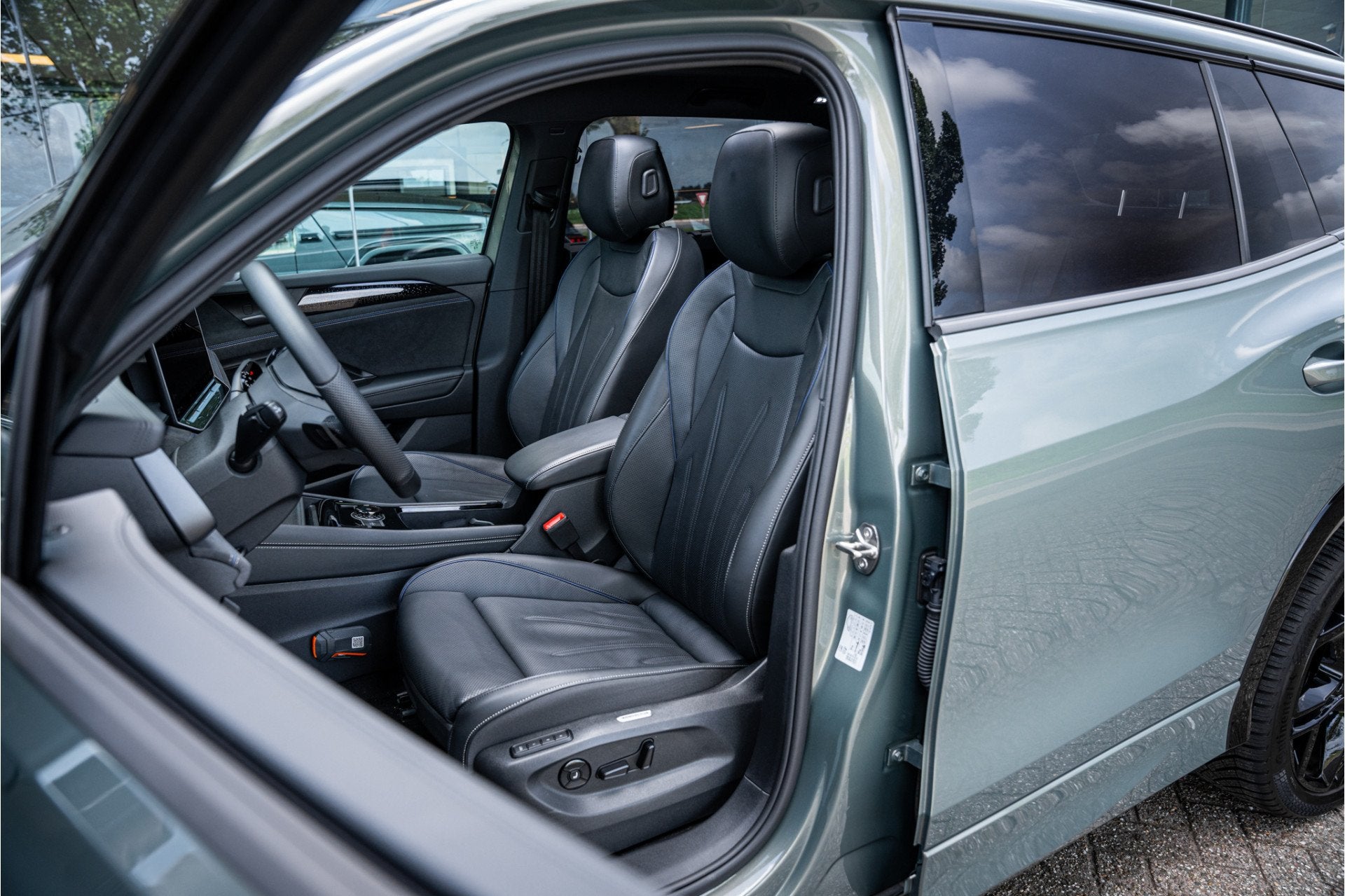 Volkswagen Tayron eHybrid R-Line Edition * Leder * Panodak *, 4 cilinders, 1848 kg, Bedrijf, Hybride Elektrisch/Benzine
