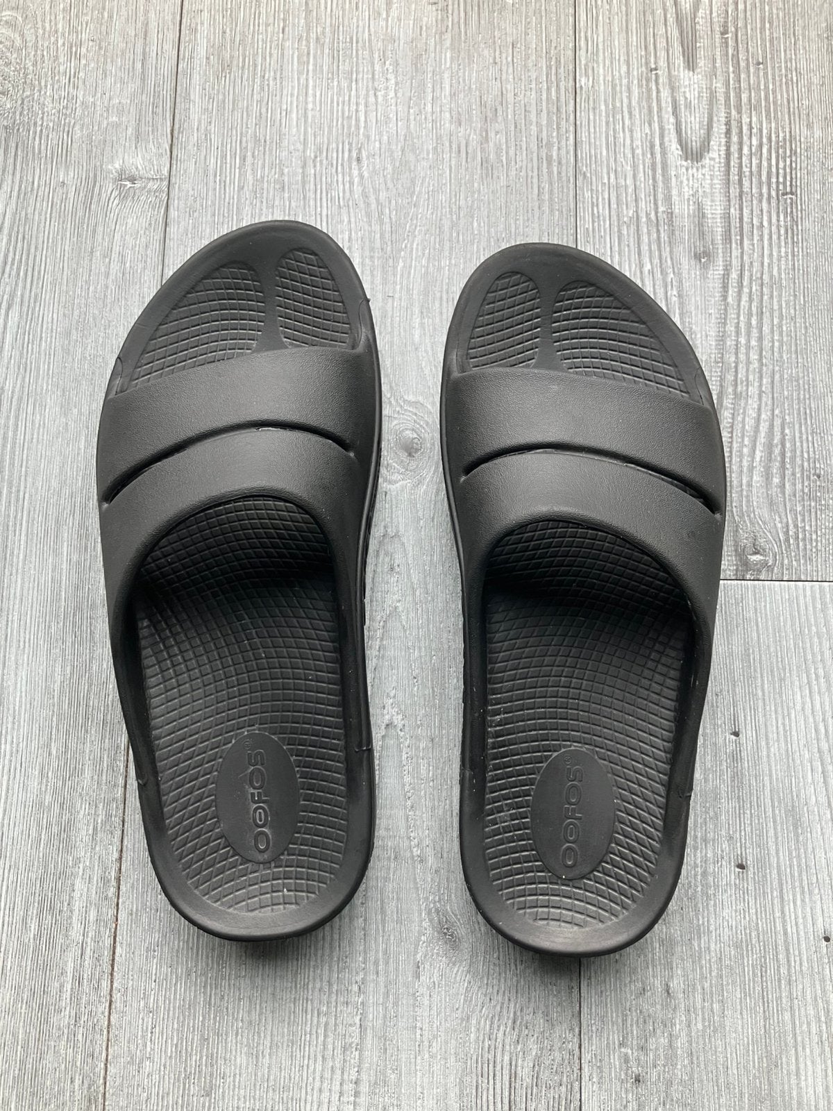 Oofos slippers heren maat 40, Slippers, Verzenden, Zwart, Zo goed als nieuw