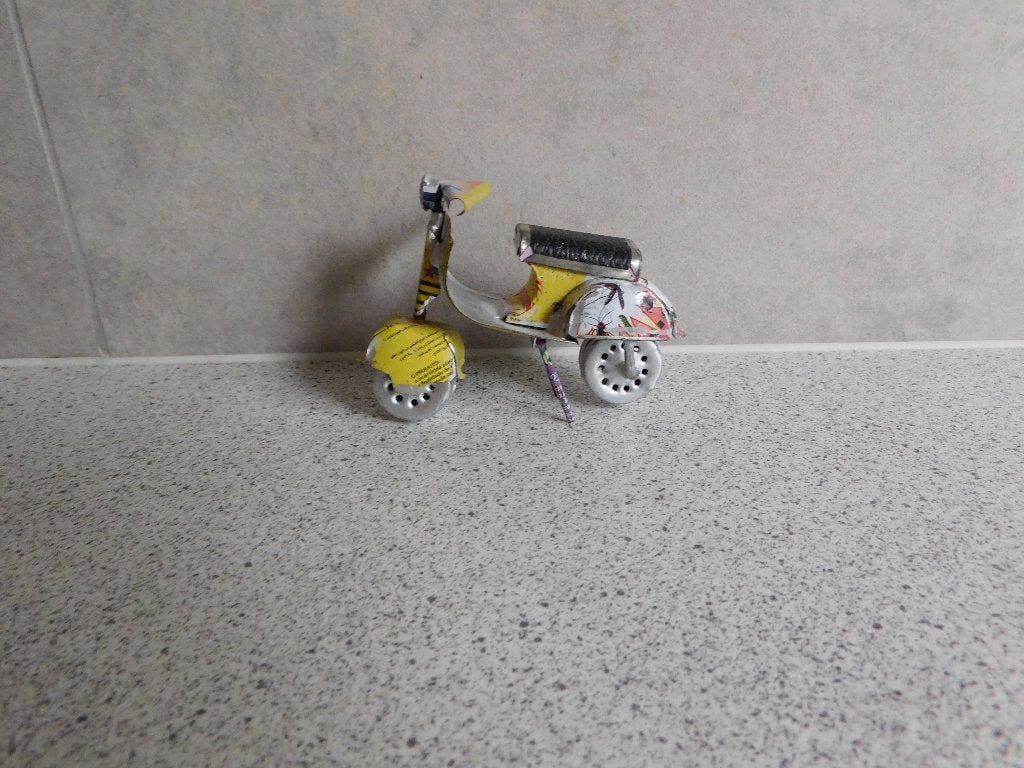 Scooter 7x8 cm. Handmade Blik Curiosa, Ophalen of Verzenden