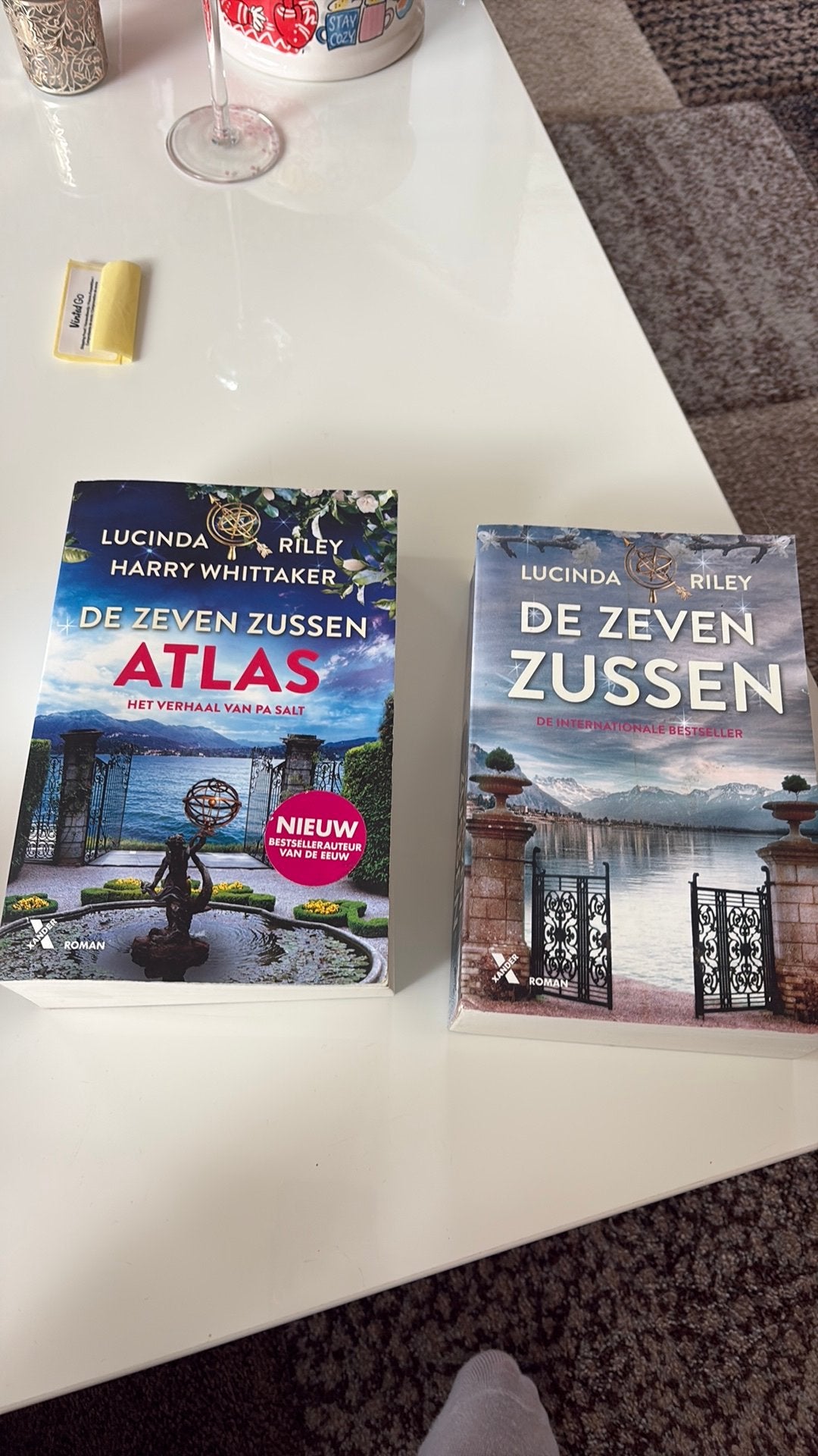 2 boeken zeven zussen, Ophalen, Zo goed als nieuw