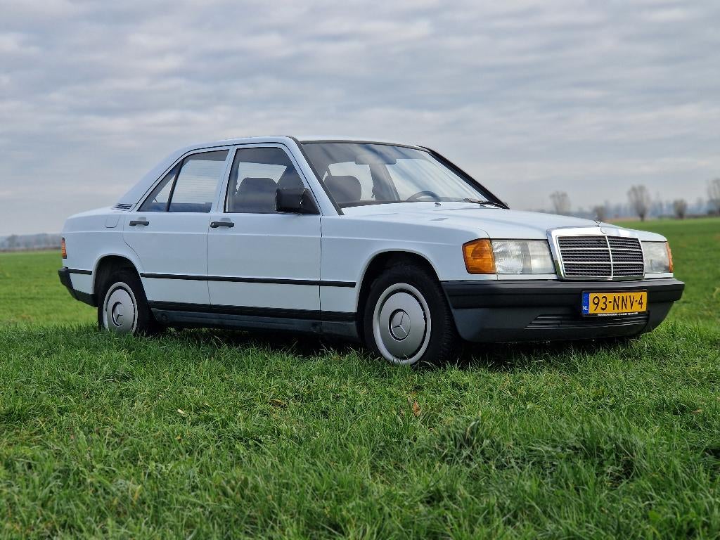 Unieke Mercedes-Benz 190 W201 bj.1987 lage kilometerstand, Auto's, Mercedes-Benz, 4 cilinders, Leder en Stof, Wit, 102 pk