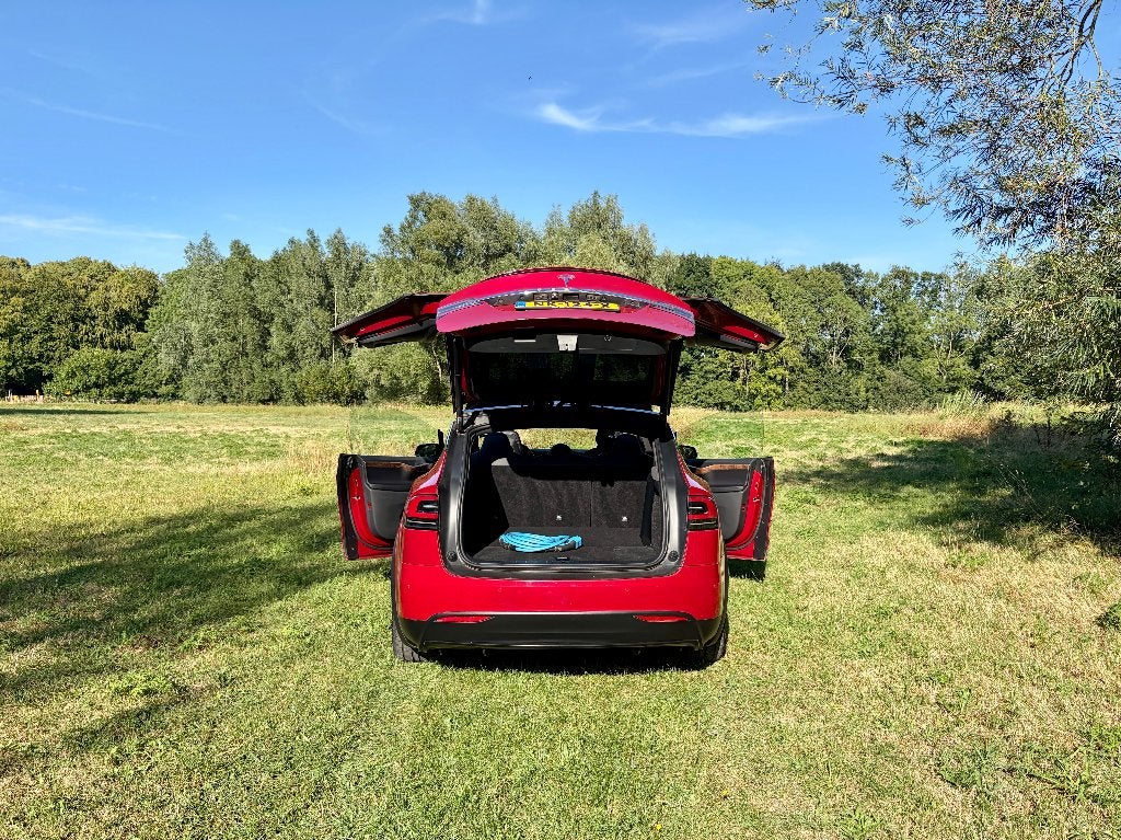 Foto 4 van BLOEDMOOIE TESLA MODEL X 90 D - ROOD