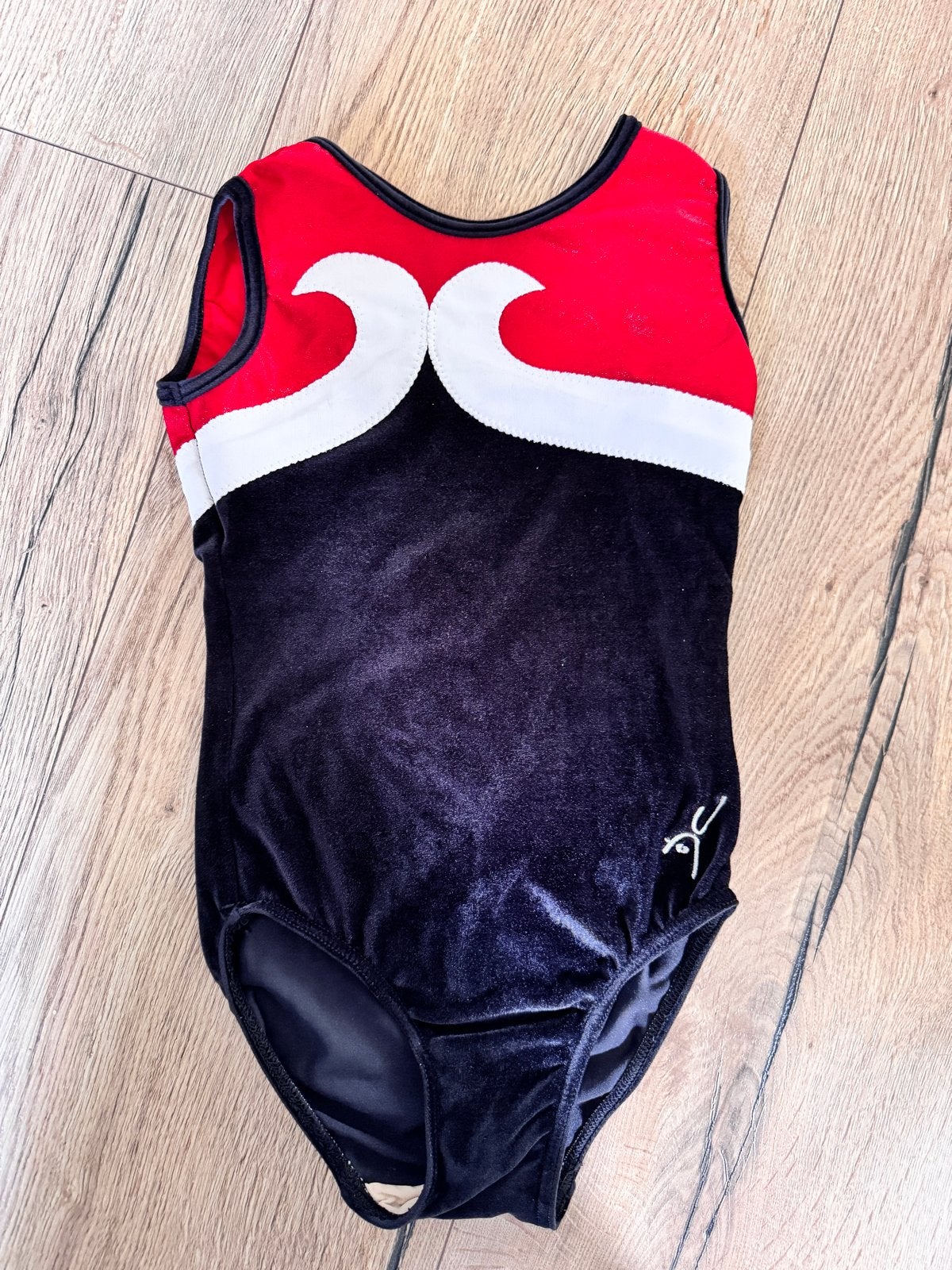 Turnpakje OKK Hardinxveld rood/zwart maat 128, Ophalen of Verzenden, Zo goed als nieuw, Meisje, Sport- of Zwemkleding
