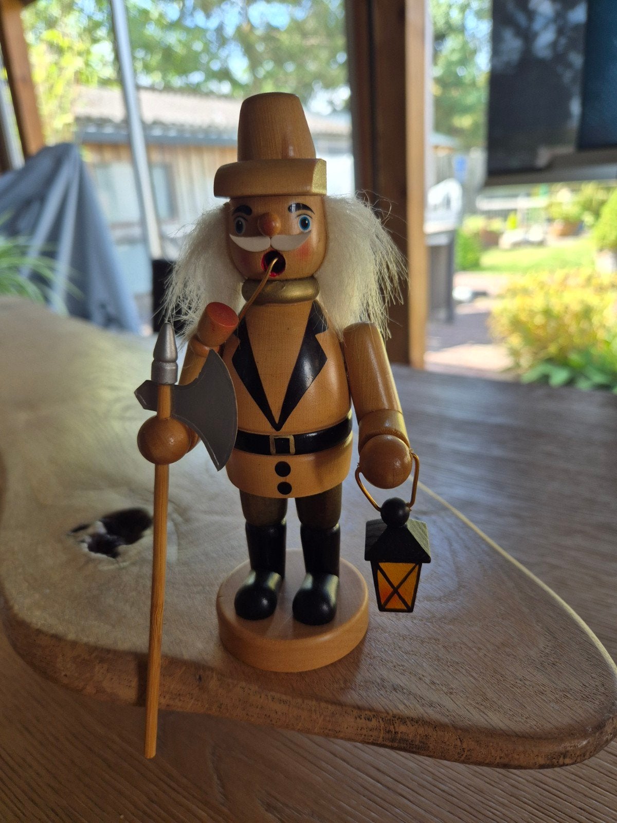 Houten notenkraker figuur met lantaarn en bijl, Ophalen