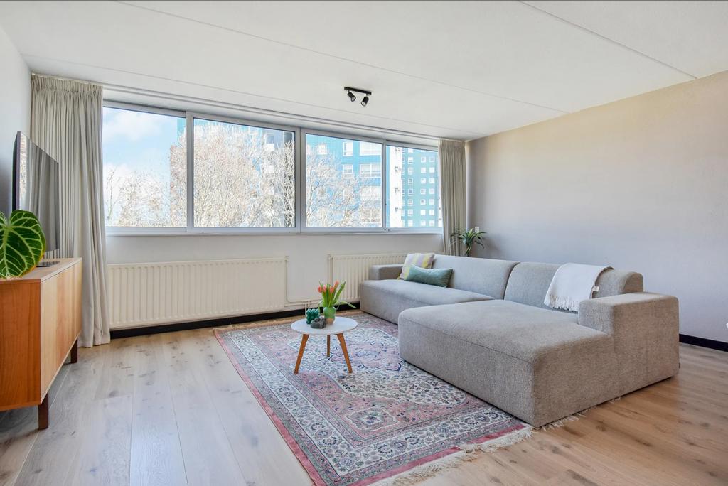 Design bank ‘Moa’ met lounge element (rechts)