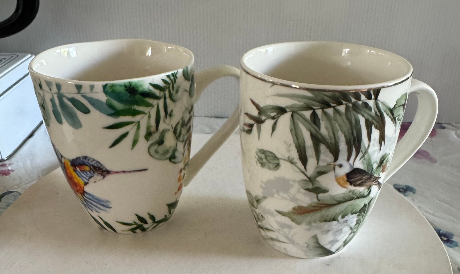 Twee mokken met tropische vogels, Ophalen of Verzenden, Zo goed als nieuw, Overige stijlen, Kop(pen) en/of Schotel(s)