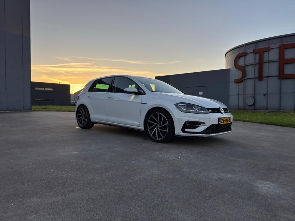 VW Golf 7.5 Highline Business R-Line 1.4 TSI 125pk 5D 2018, Auto's, Euro 6, 4 cilinders, Alcantara, Wit
