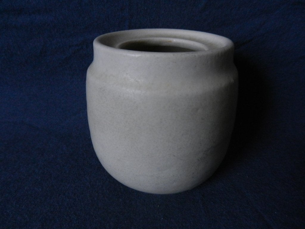 Vaasje met gebroken wit glazuur Mobach Utrecht h. 7,5 cm, Ophalen of Verzenden