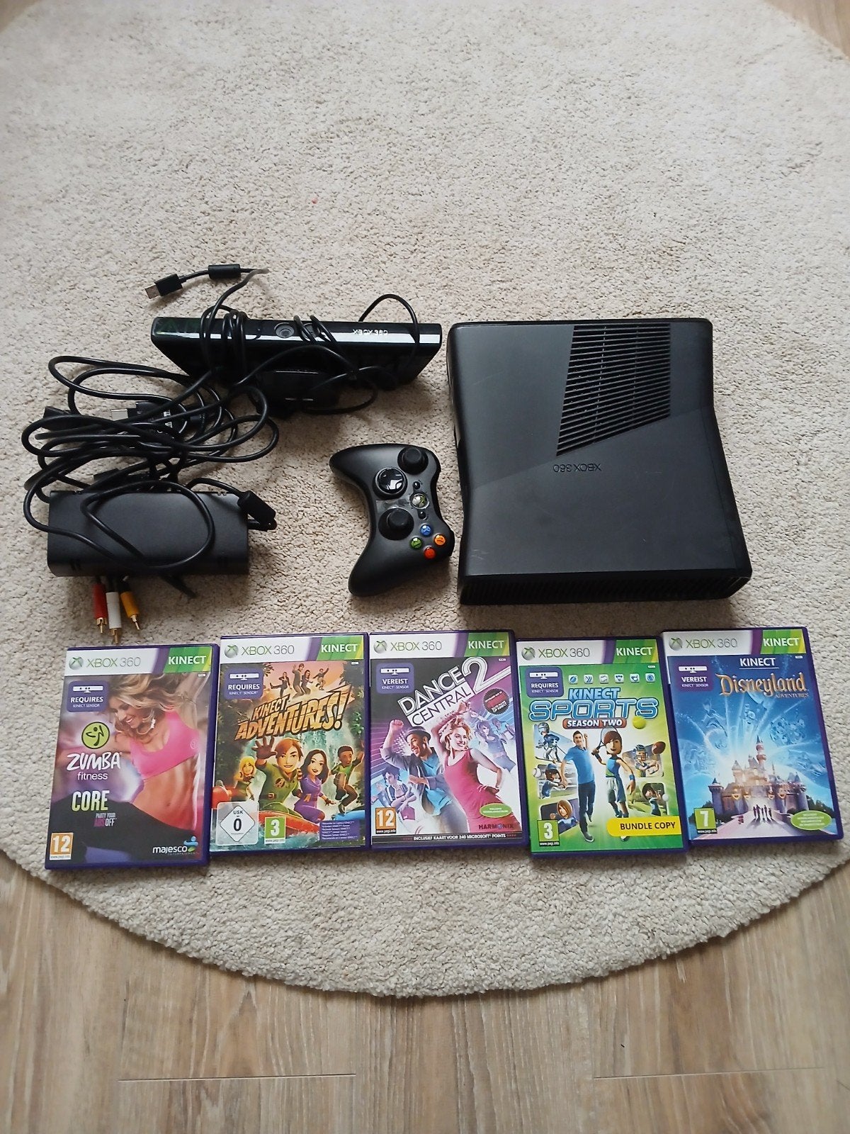Xbox 360 met Kinect en 5 spellen - Compleet pakket, Spelcomputers en Games, Ophalen, Gebruikt, Eén computer, Sport