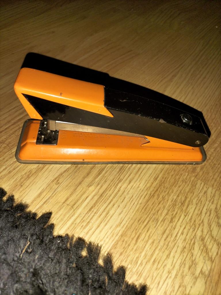Vintage nietmachine - Oranje en zwart, Antiek en Kunst, Ophalen of Verzenden