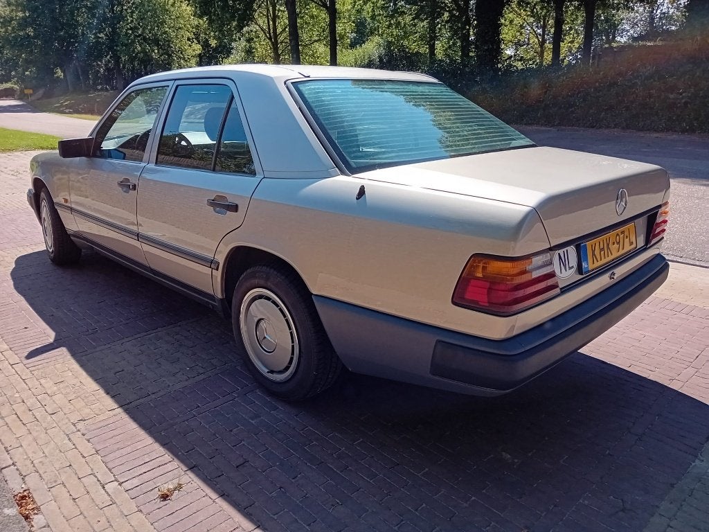 Mercedes w124 (1985) 200 met 5 versn, cv, airco, el. ramen, Zwart, 4 cilinders, Handgeschakeld, Airconditioning