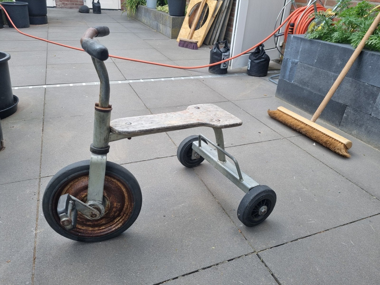 Vintage driewieler met houten zitting, Fietsen en Brommers, Fietsen | Driewielers, Ophalen, Gebruikt