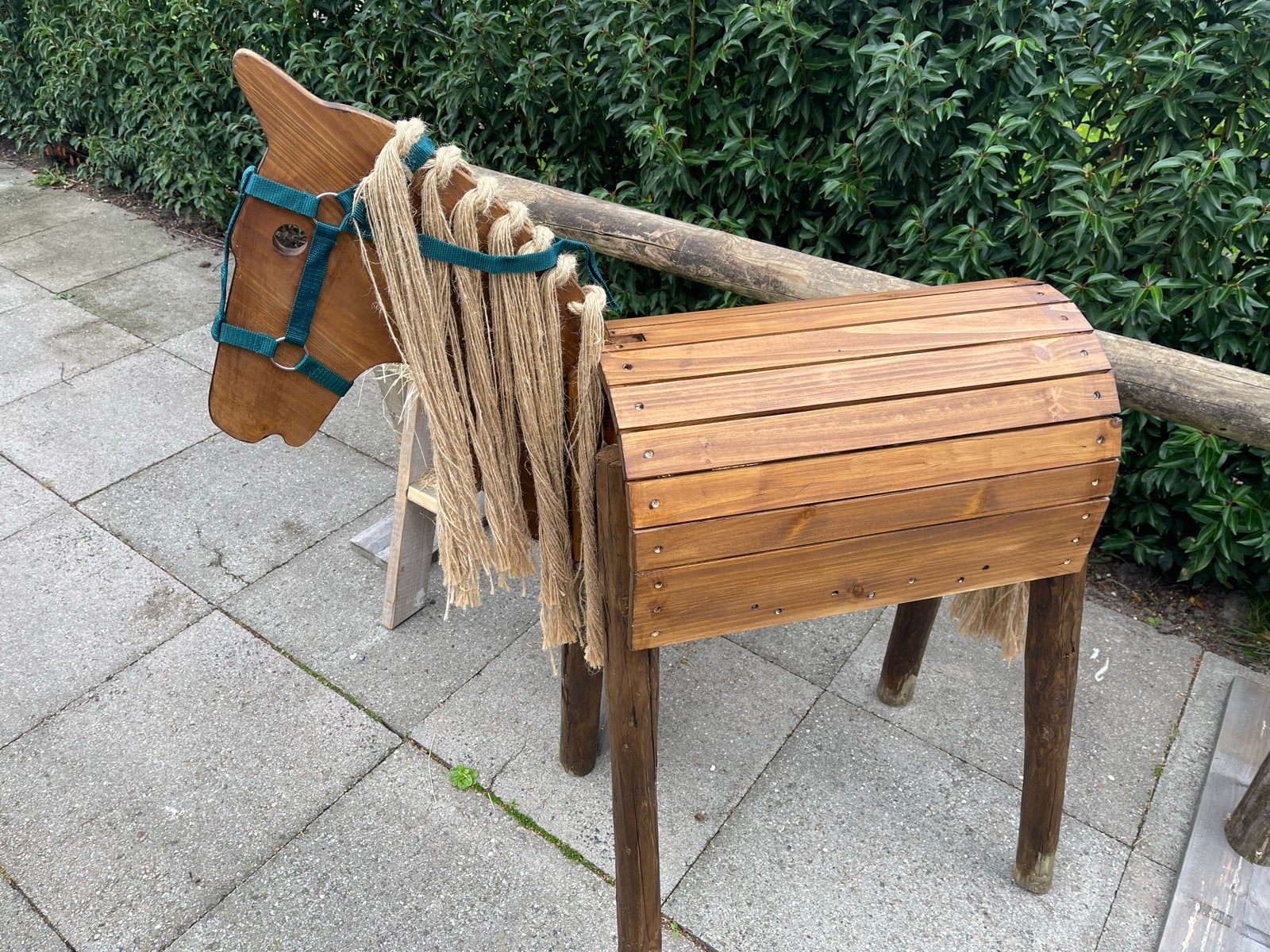 Houten speelpaard met hooinbak en aanbindhek, Ophalen, Zo goed als nieuw, Rij- of Hobbelspeelgoed